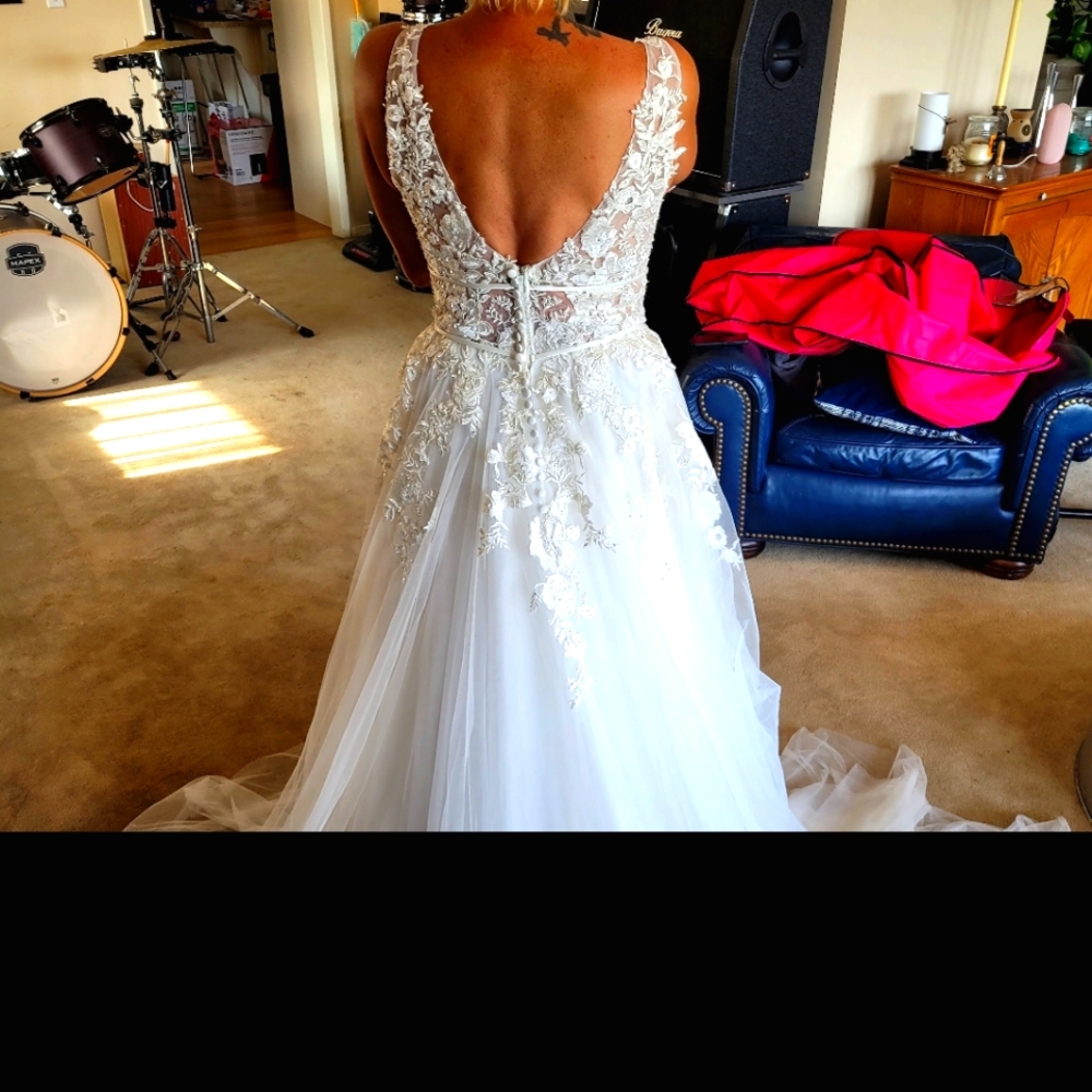 Never worn!! WEDDING DRESS,  Size 10/12 .